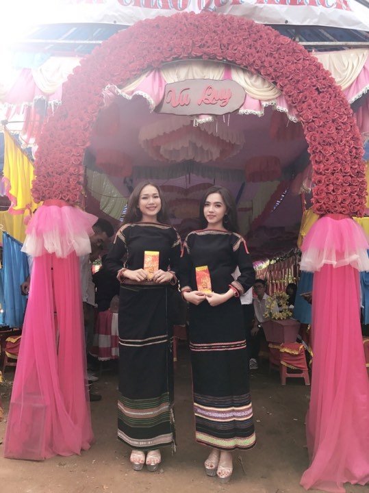 nhom thieu nu e de be trap thu hut cu dan mang boi ngoai hinh xinh dep