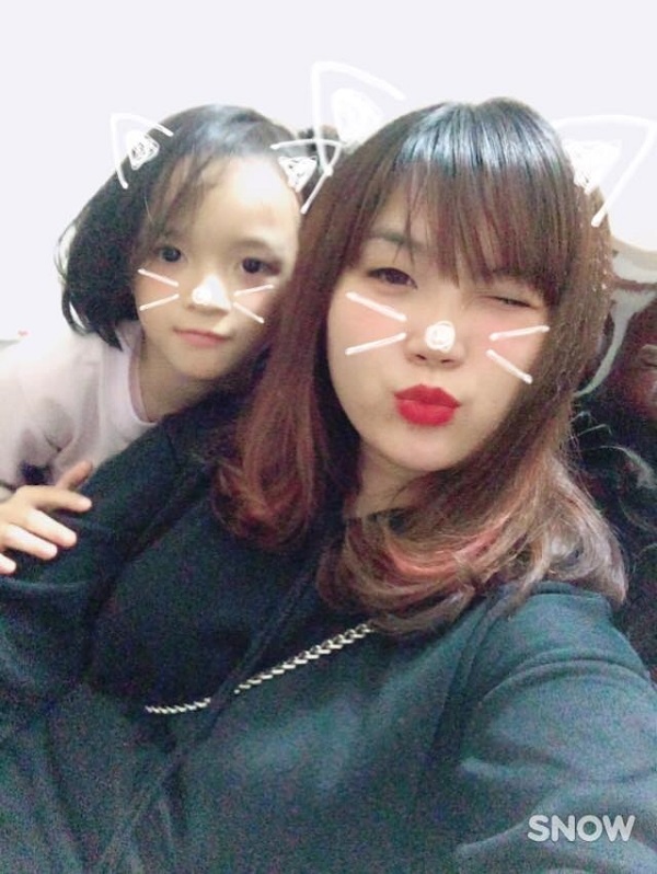 Bố mẹ đẻ thưa, chị dắt em ra đường mà như 'mẹ' dắt 'con' bo me de thua chi dat em ra duong ma nhu me dat con