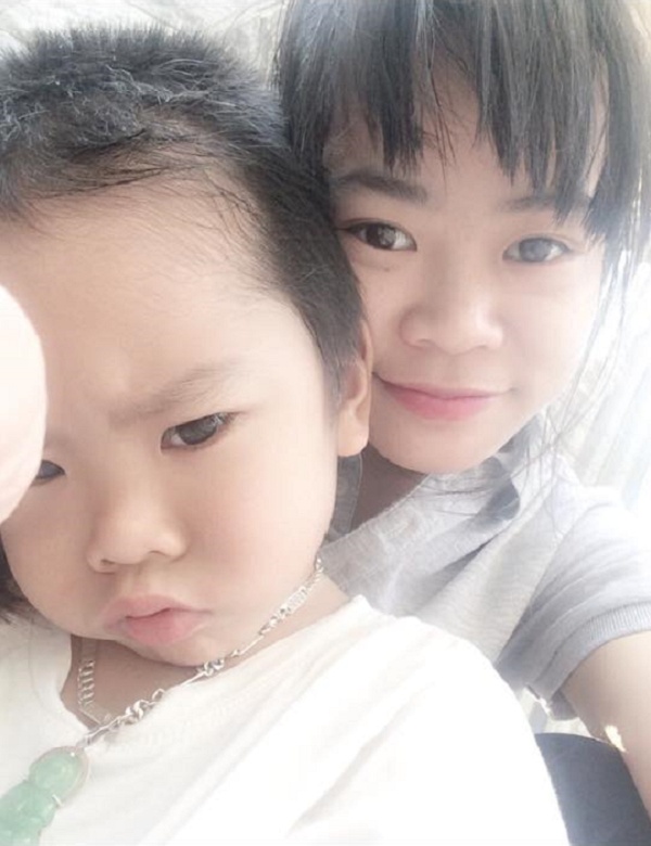 Bố mẹ đẻ thưa, chị dắt em ra đường mà như 'mẹ' dắt 'con' bo me de thua chi dat em ra duong ma nhu me dat con
