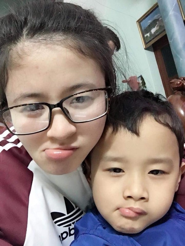 Bố mẹ đẻ thưa, chị dắt em ra đường mà như 'mẹ' dắt 'con' bo me de thua chi dat em ra duong ma nhu me dat con