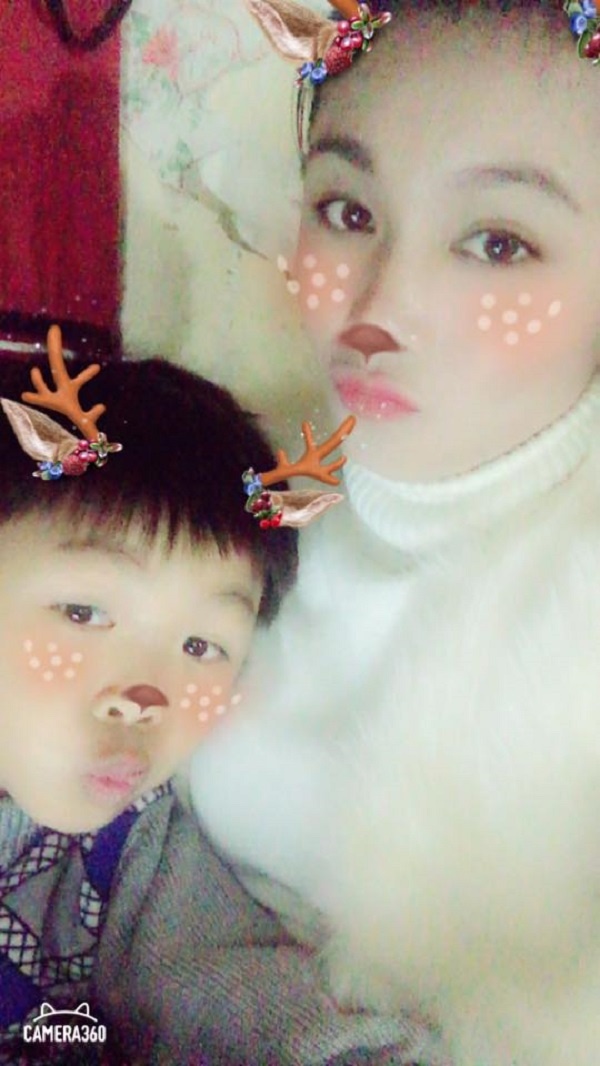 Bố mẹ đẻ thưa, chị dắt em ra đường mà như 'mẹ' dắt 'con' bo me de thua chi dat em ra duong ma nhu me dat con