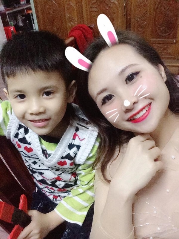 Bố mẹ đẻ thưa, chị dắt em ra đường mà như 'mẹ' dắt 'con' bo me de thua chi dat em ra duong ma nhu me dat con