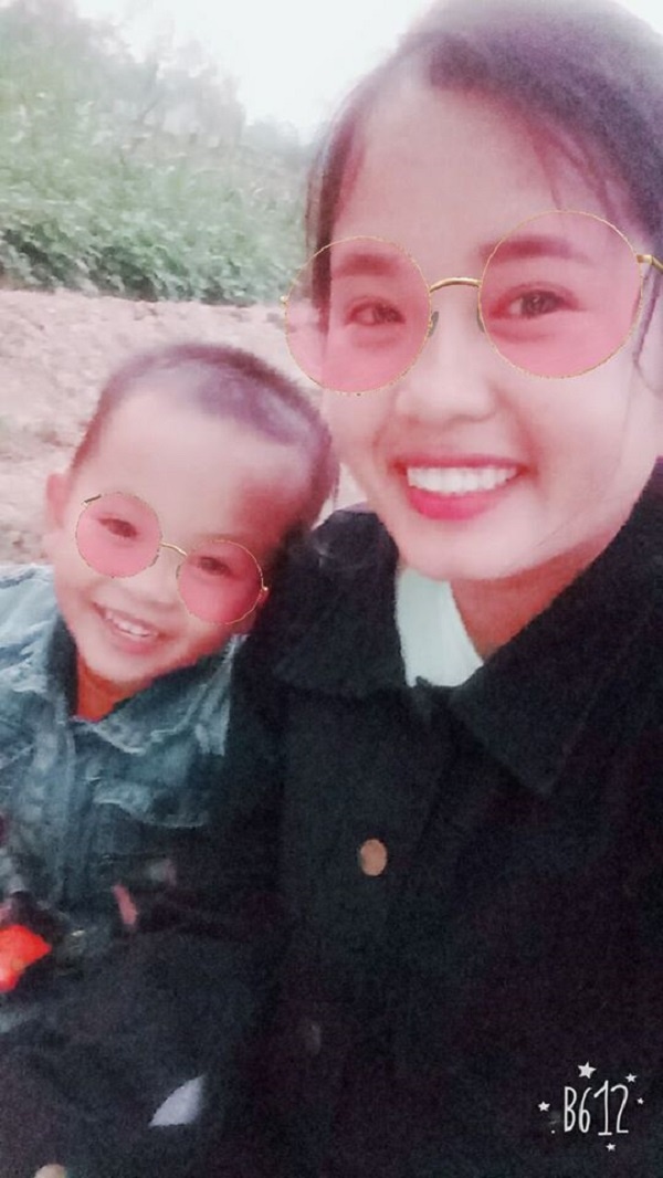 Bố mẹ đẻ thưa, chị dắt em ra đường mà như 'mẹ' dắt 'con' bo me de thua chi dat em ra duong ma nhu me dat con
