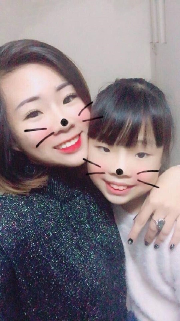 Bố mẹ đẻ thưa, chị dắt em ra đường mà như 'mẹ' dắt 'con' bo me de thua chi dat em ra duong ma nhu me dat con