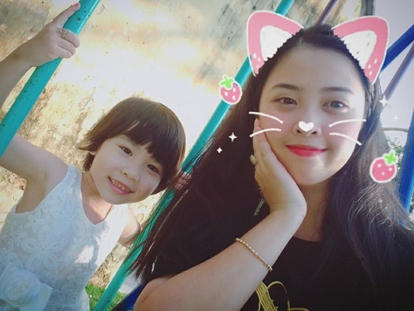 Bố mẹ đẻ thưa, chị dắt em ra đường mà như 'mẹ' dắt 'con' bo me de thua chi dat em ra duong ma nhu me dat con