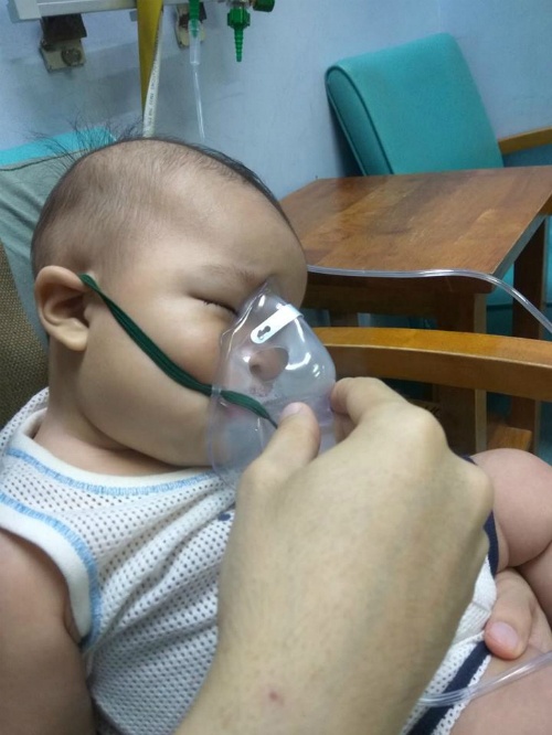 ba me cau xin nguoi hut thuoc la dung tiep xuc voi tre sau khi con trai nhap vien
