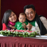 khong ngu cung cha me trong 3 nam dau doi tre dan thanh nguoi xa la