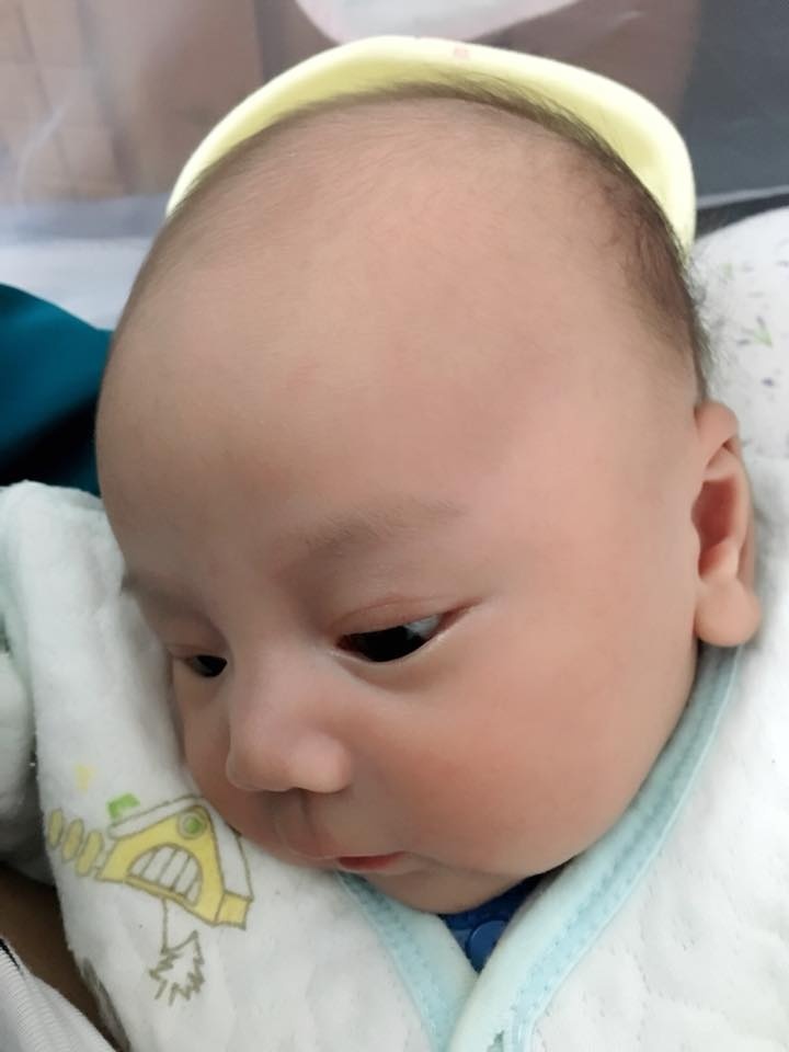 hoi nhung em be tran san bay rua mat thi lau goi dau thi nhanh