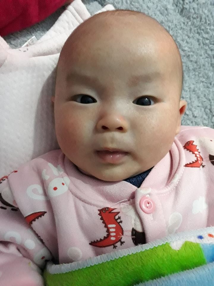 hoi nhung em be tran san bay rua mat thi lau goi dau thi nhanh