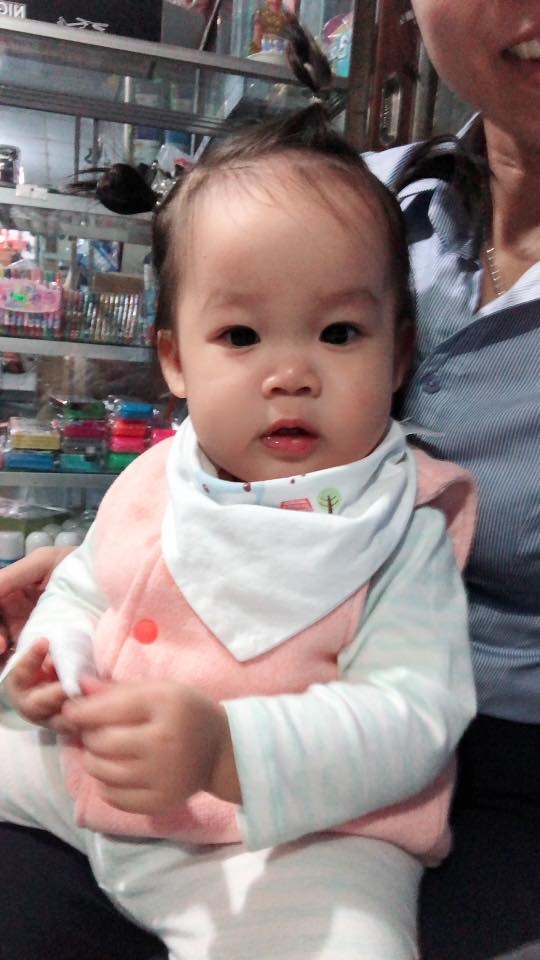 hoi nhung em be tran san bay rua mat thi lau goi dau thi nhanh