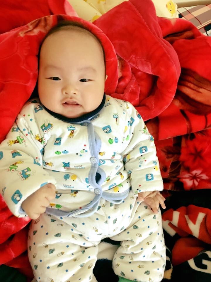 hoi nhung em be tran san bay rua mat thi lau goi dau thi nhanh