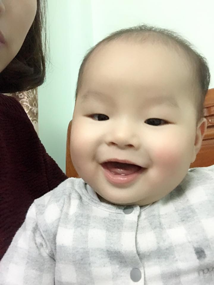 hoi nhung em be tran san bay rua mat thi lau goi dau thi nhanh