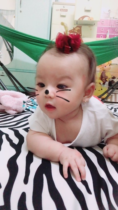 hoi nhung em be tran san bay rua mat thi lau goi dau thi nhanh