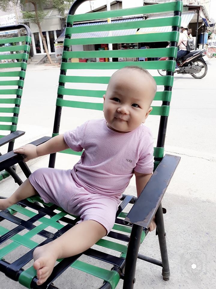 hoi nhung em be tran san bay rua mat thi lau goi dau thi nhanh