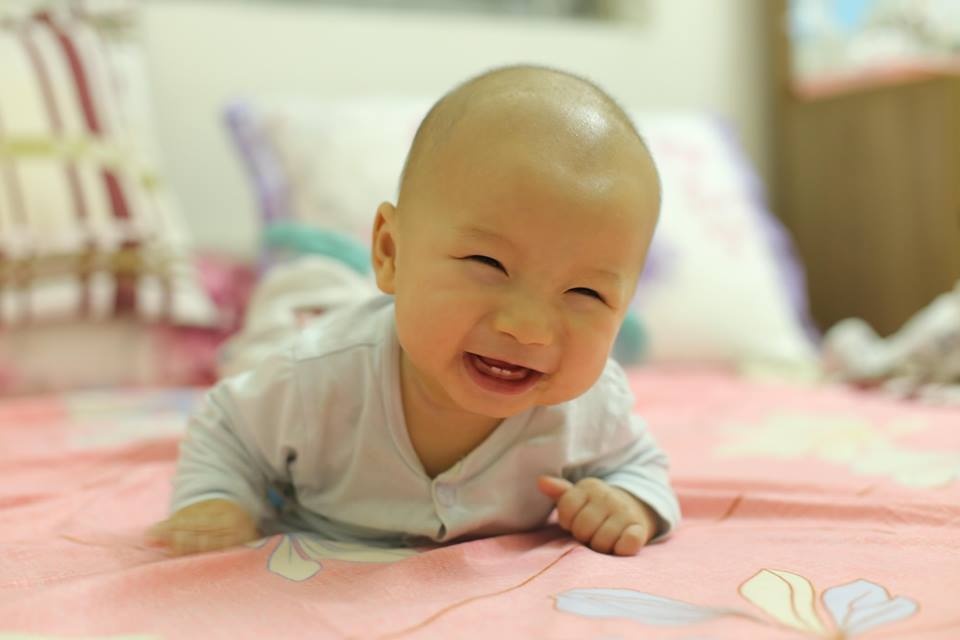 hoi nhung em be tran san bay rua mat thi lau goi dau thi nhanh