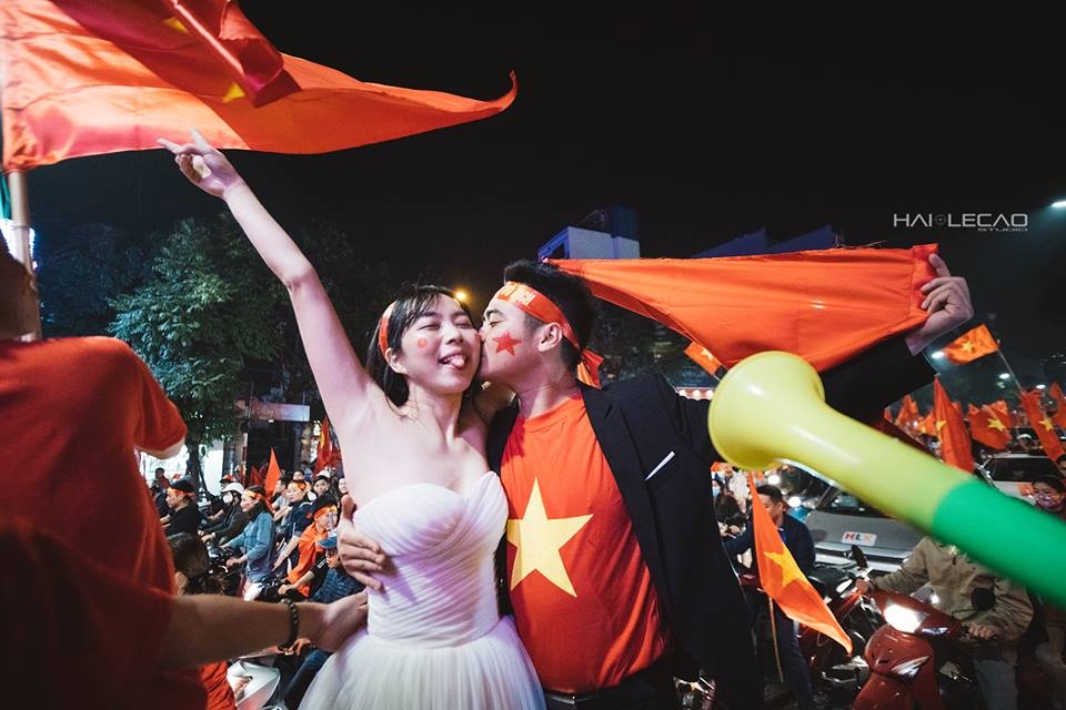 chat nhat qua dat cap doi chup anh cuoi giua tam bao mung u23 vn chien thang lich su