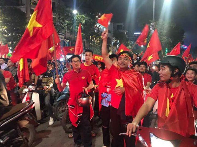 nhung co dong vien dac biet trong dem bung no cung u23 viet nam