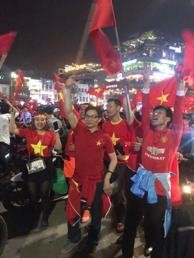 nhung co dong vien dac biet trong dem bung no cung u23 viet nam