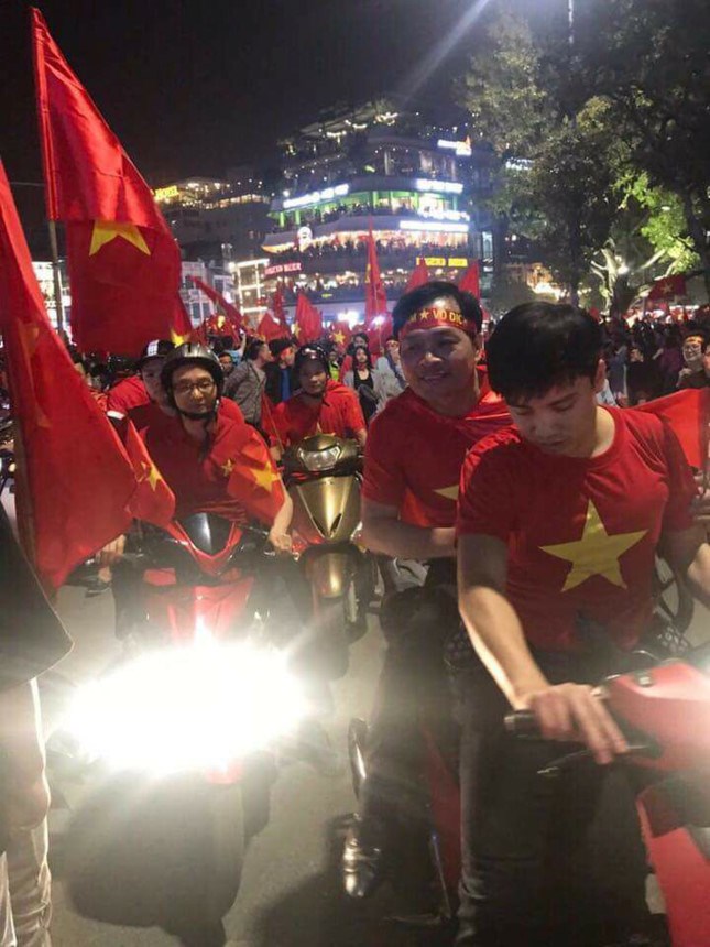 nhung co dong vien dac biet trong dem bung no cung u23 viet nam