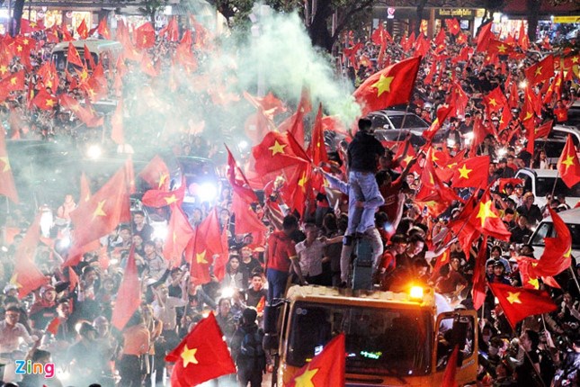 nhung co dong vien dac biet trong dem bung no cung u23 viet nam