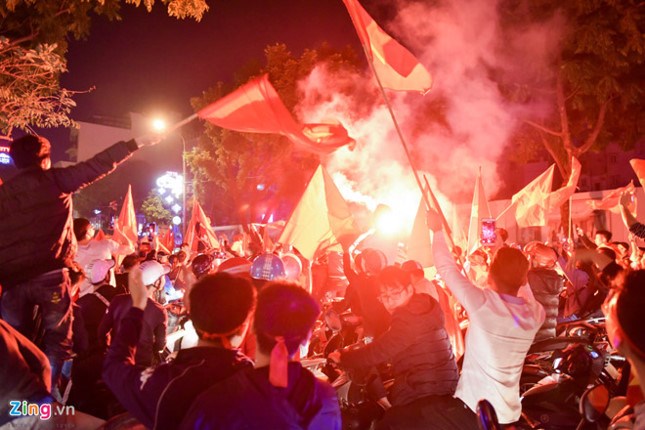 nhung co dong vien dac biet trong dem bung no cung u23 viet nam