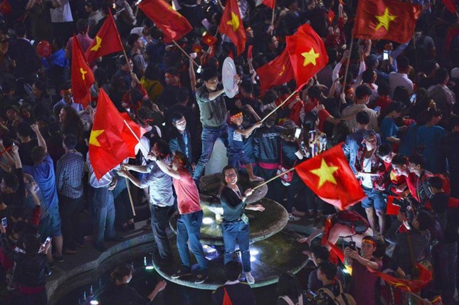 nhung co dong vien dac biet trong dem bung no cung u23 viet nam
