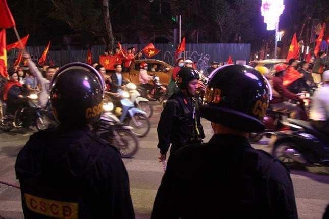 nhung co dong vien dac biet trong dem bung no cung u23 viet nam