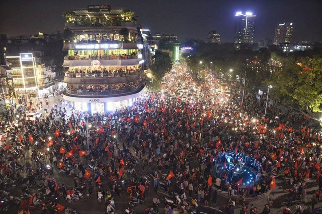 nhung co dong vien dac biet trong dem bung no cung u23 viet nam