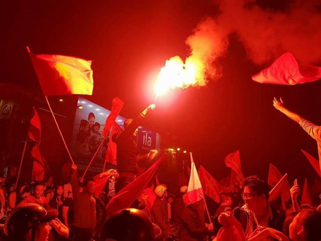 nhung co dong vien dac biet trong dem bung no cung u23 viet nam