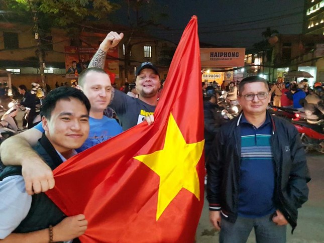 nhung co dong vien dac biet trong dem bung no cung u23 viet nam