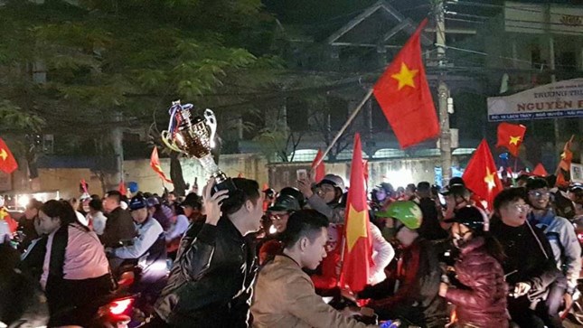 nhung co dong vien dac biet trong dem bung no cung u23 viet nam