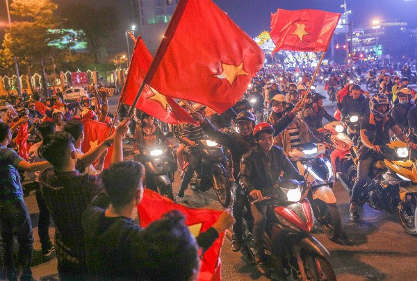 nhung co dong vien dac biet trong dem bung no cung u23 viet nam