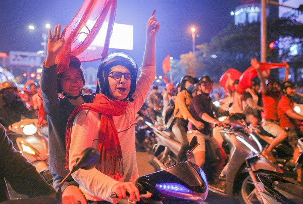 nhung co dong vien dac biet trong dem bung no cung u23 viet nam