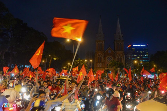 nhung co dong vien dac biet trong dem bung no cung u23 viet nam
