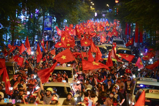nhung co dong vien dac biet trong dem bung no cung u23 viet nam