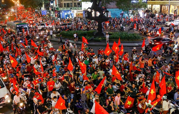 nhung co dong vien dac biet trong dem bung no cung u23 viet nam