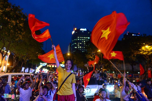 nhung co dong vien dac biet trong dem bung no cung u23 viet nam