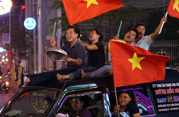 nhung co dong vien dac biet trong dem bung no cung u23 viet nam