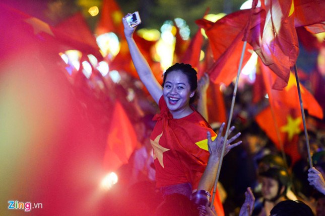 nhung co dong vien dac biet trong dem bung no cung u23 viet nam