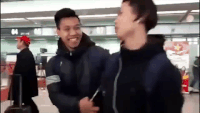 clip cong phuong hon doi van thanh o san bay gay bao mang