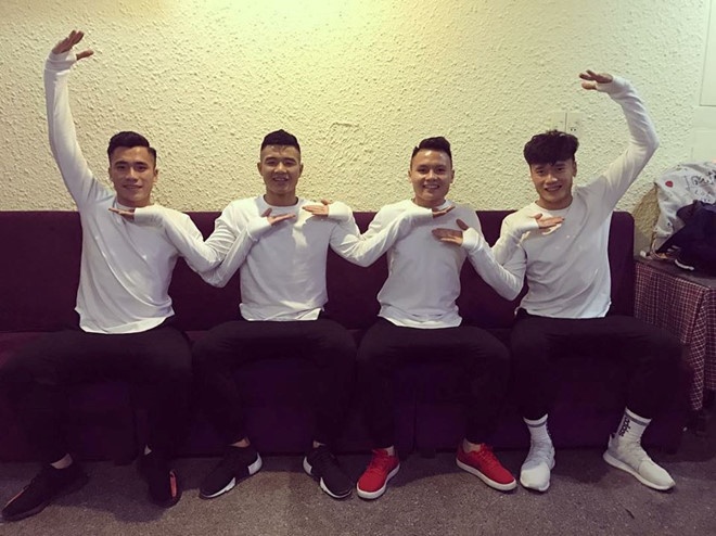 clip cong phuong hon doi van thanh o san bay gay bao mang