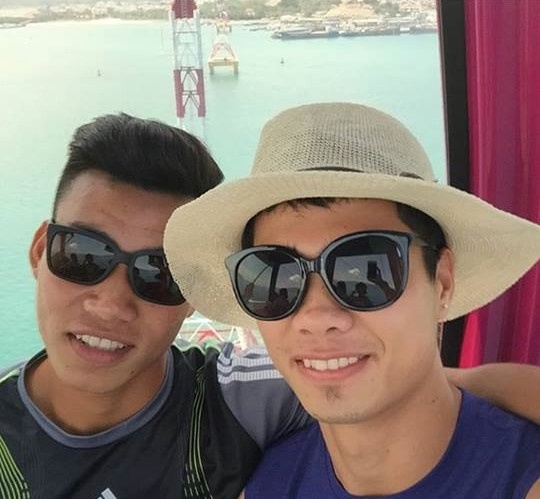 clip cong phuong hon doi van thanh o san bay gay bao mang