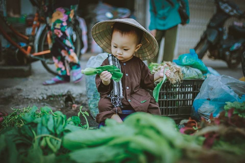 chup anh voi ao ba ba ben ganh rau be gai dang yeu bi tuong nham la chu nong dan
