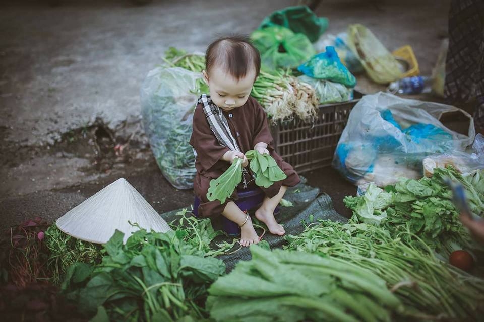 chup anh voi ao ba ba ben ganh rau be gai dang yeu bi tuong nham la chu nong dan