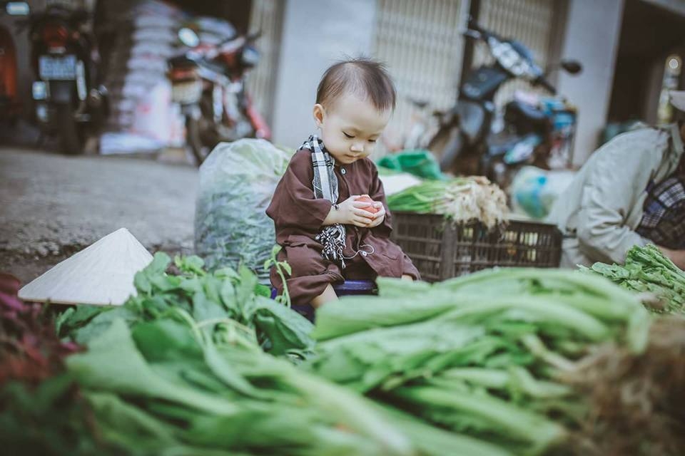 chup anh voi ao ba ba ben ganh rau be gai dang yeu bi tuong nham la chu nong dan