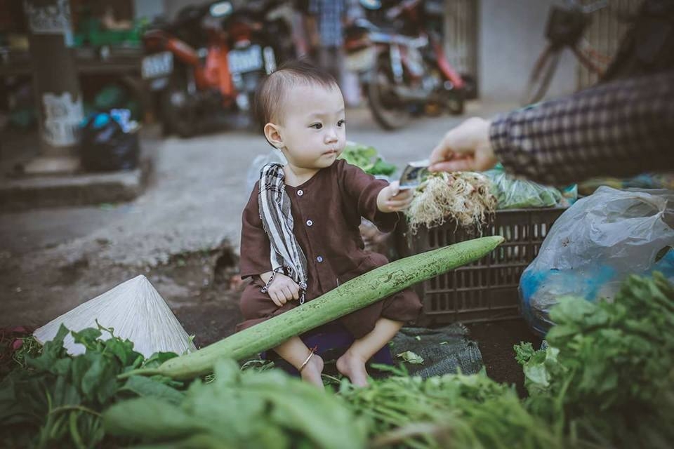 chup anh voi ao ba ba ben ganh rau be gai dang yeu bi tuong nham la chu nong dan