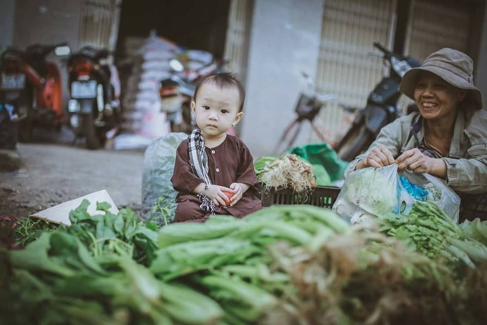 chup anh voi ao ba ba ben ganh rau be gai dang yeu bi tuong nham la chu nong dan