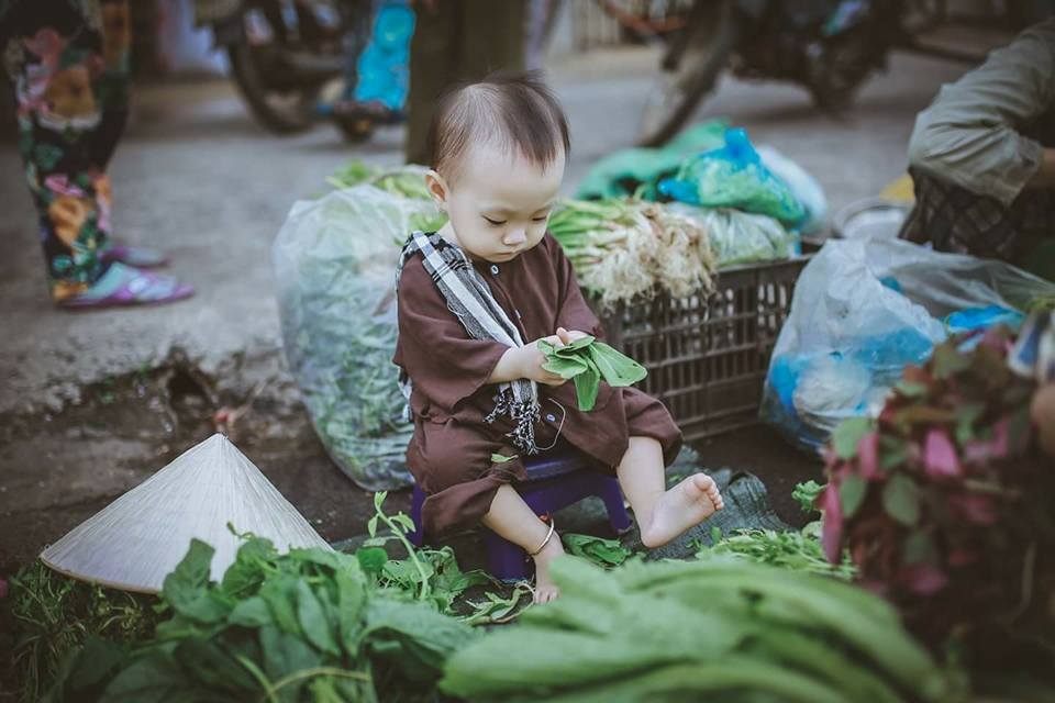 chup anh voi ao ba ba ben ganh rau be gai dang yeu bi tuong nham la chu nong dan