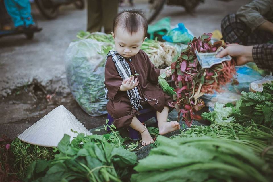 chup anh voi ao ba ba ben ganh rau be gai dang yeu bi tuong nham la chu nong dan