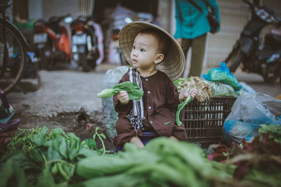 chup anh voi ao ba ba ben ganh rau be gai dang yeu bi tuong nham la chu nong dan